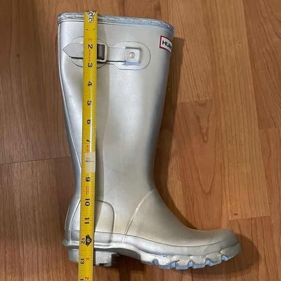 Hunter boots. It fits women size 5. Silver - Picture 11 of 14